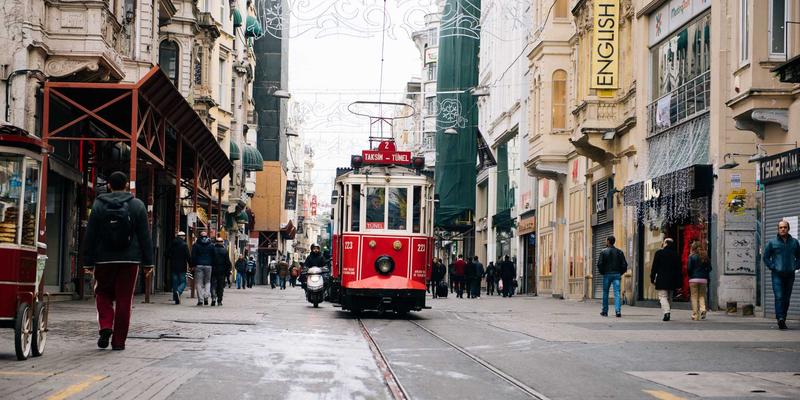 大龄单身青年婚恋策略：在压力中自我成长，精准把握交友机遇